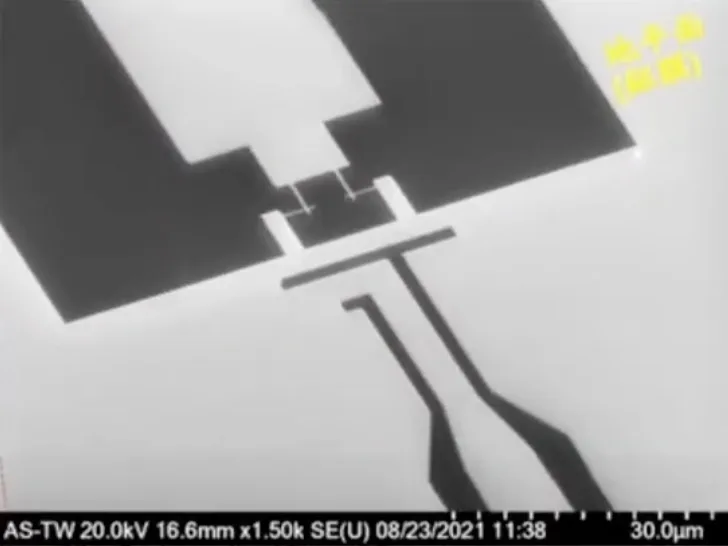 微觀電路圖示,顯示結構細節。